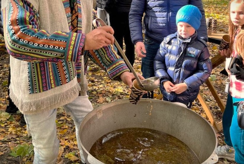 Під час фестивалю на Рівненщині готували старовинну поліську страву – холодну юшку з грибами та оселедцем